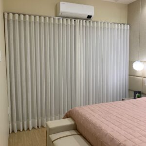 Cortina wave com linho flame off white e blackout 100%, com instalação no varão suíço
