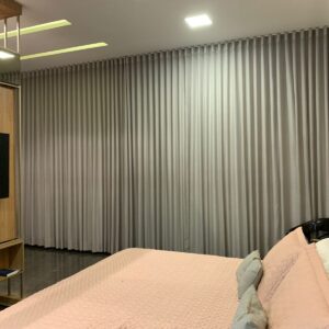 Cortina wave com linho flame cinza e blackout 100%, com instalação no trilho suíço
