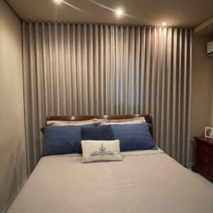 Cortina wave com linho flame cinza e blackout 100%, com instalação no trilho suíço