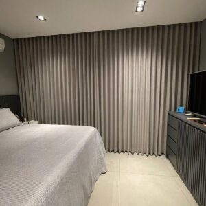 Cortina wave com linho flame cinza e blackout 100%, com instalação no trilho suíço