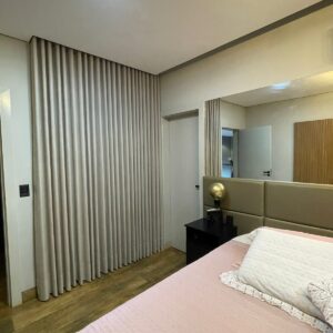 Cortina wave com linho flame cinza e blackout 100%, com instalação no trilho suíço