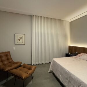 Cortina wave com linho flame off white  e blackout 100%, com instalação no trilho suíço