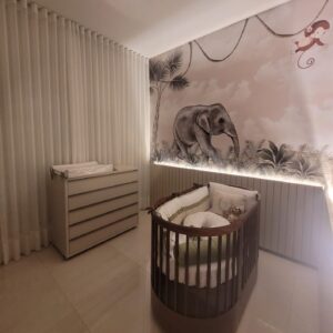 Cortina wave com linho flame off white e blackout 100%, com instalação no trilho suíço