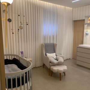 Cortina wave com linho flame off white e forro microfibra, com instalação no trilho suíço